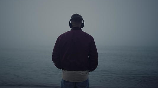 在海边听音乐耳机的男人视频的预览图