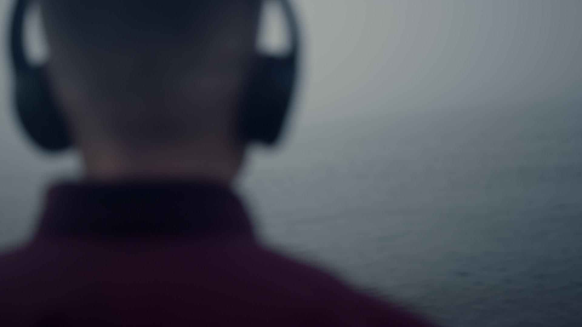 那个戴着耳机的家伙在沙滩上听音乐视频的预览图