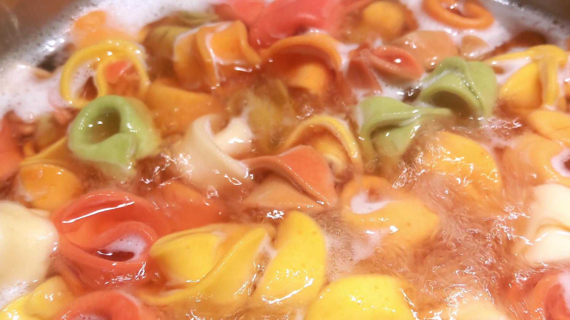 五颜六色的意大利面在酱油锅里煮熟视频的预览图