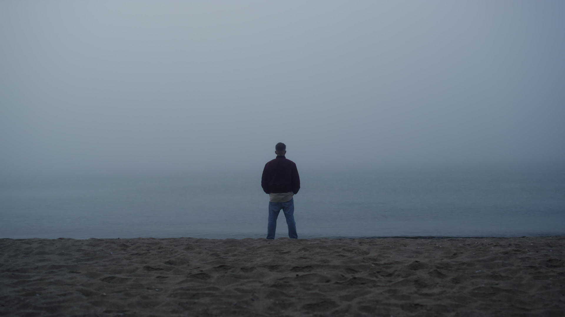 体贴的人站在海边视频的预览图