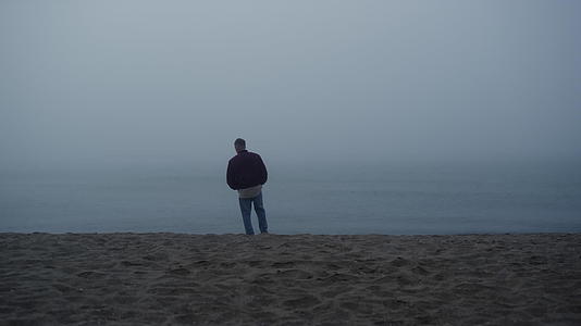 梦幻般的家伙在雾蒙蒙的早晨看海景视频的预览图