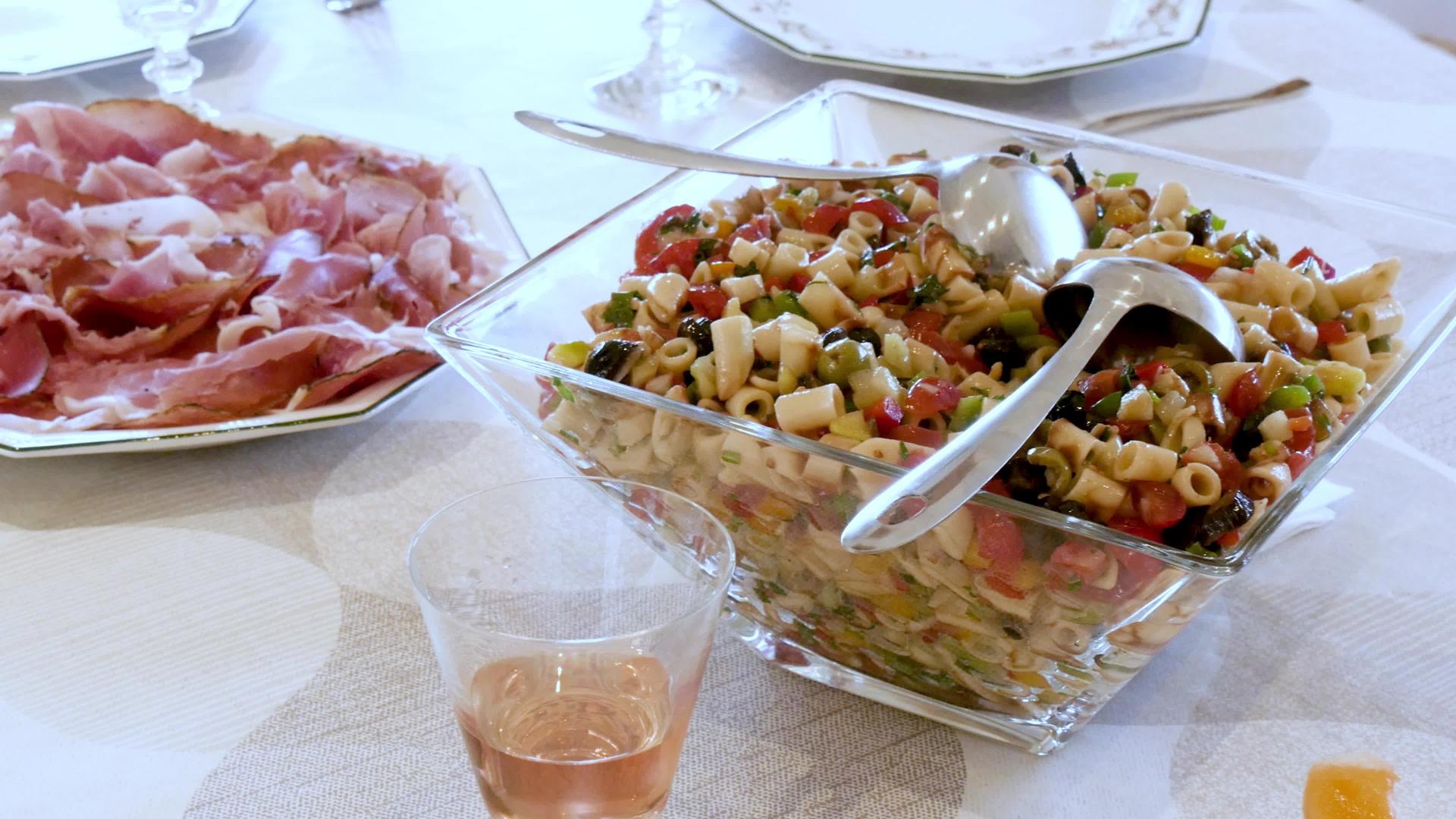 意大利面沙拉配西红柿、橄榄和火腿视频的预览图