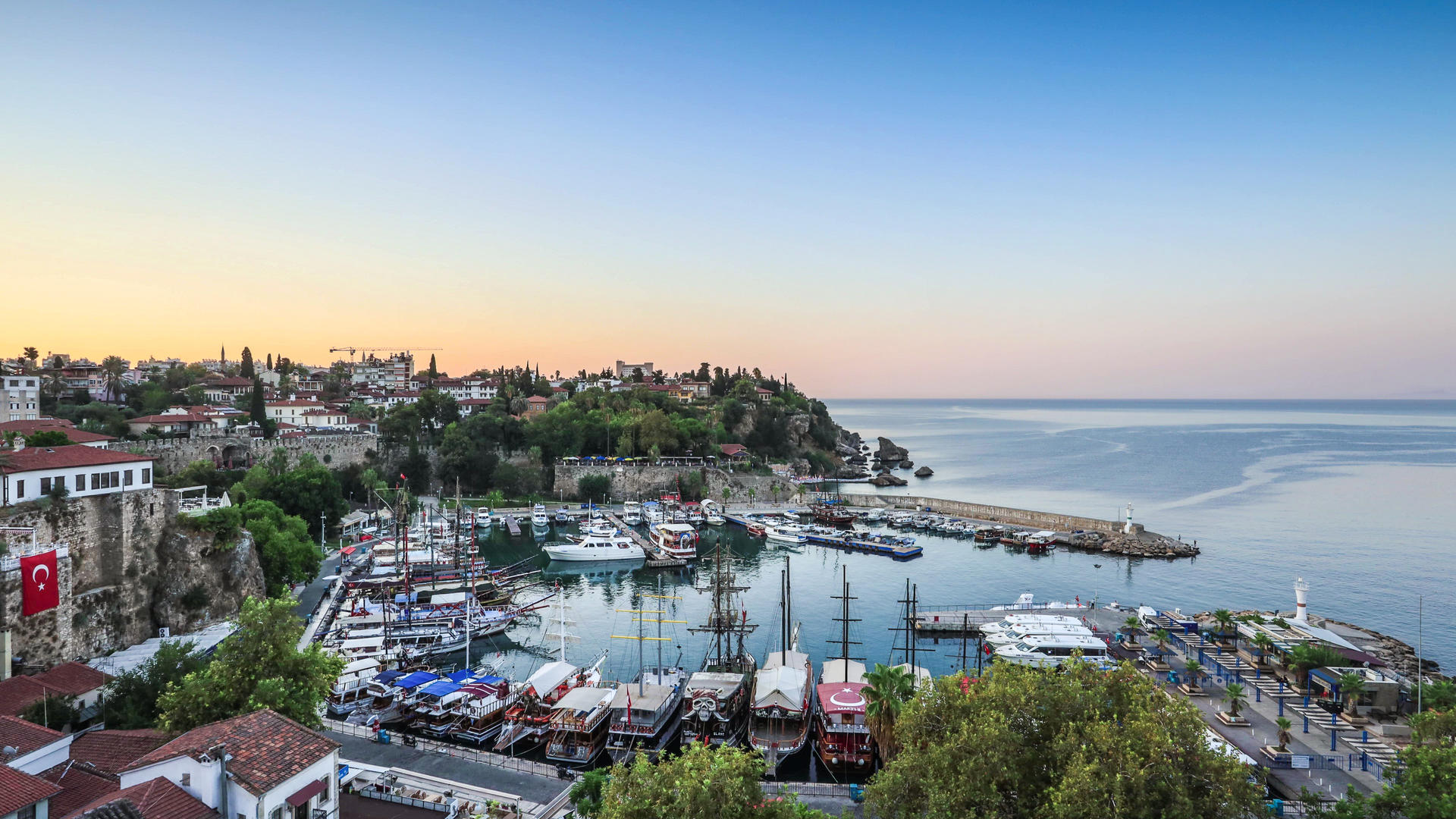 土耳其著名旅游城市安塔利亚老城港口夜转日日出延时视频视频的预览图