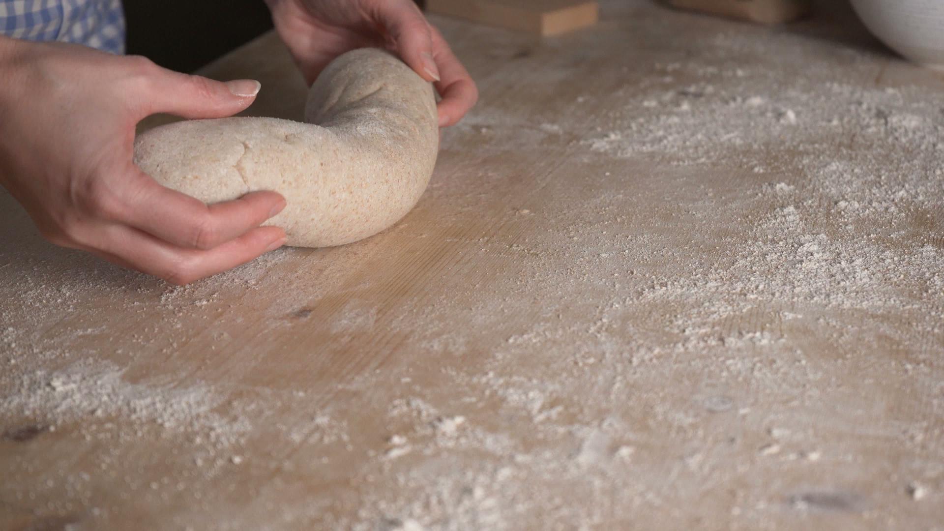 用全麦面粉制作纯素意大利面的特写过程视频的预览图