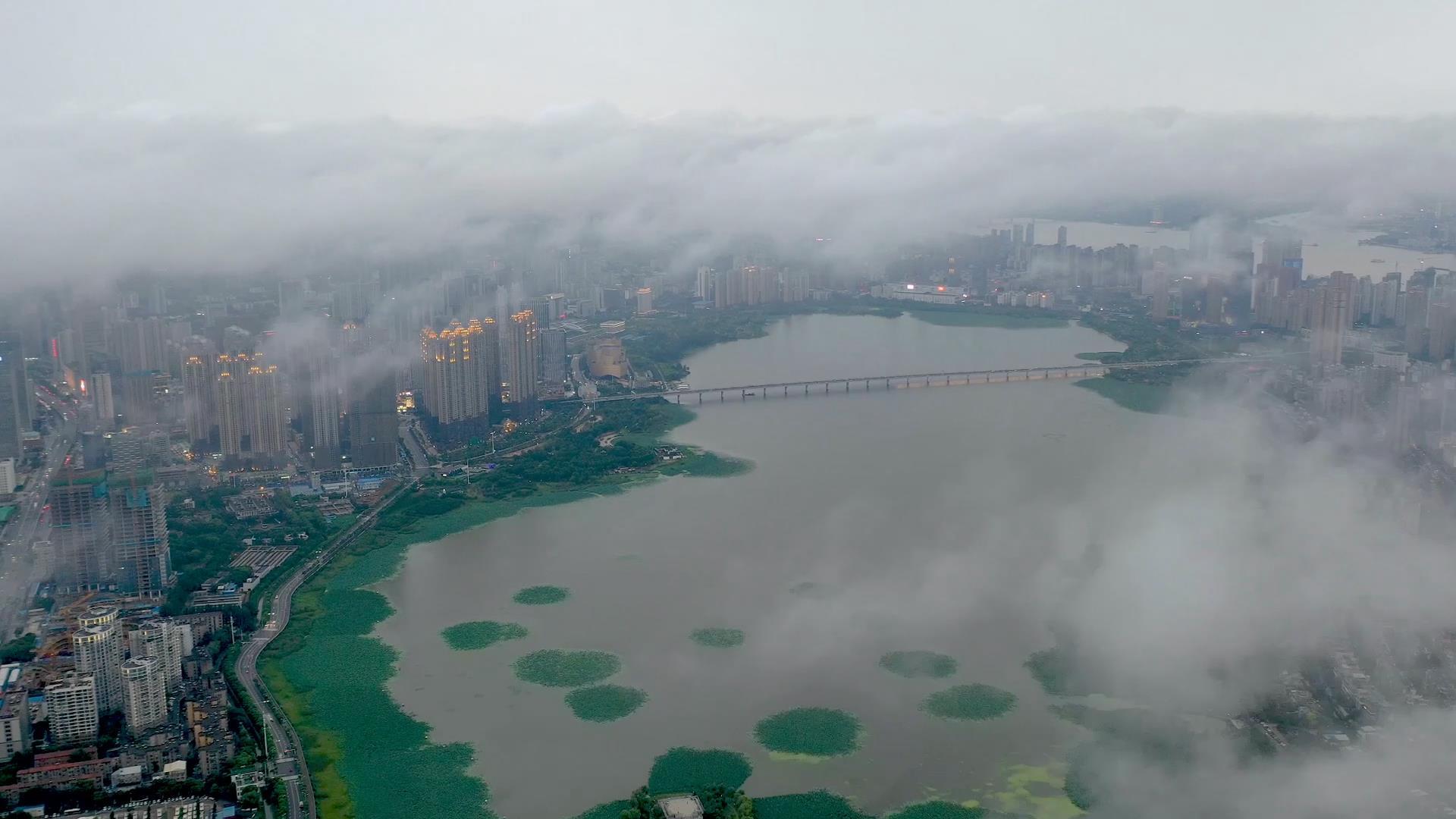 平流云之下的城市延时摄影4K视频的预览图