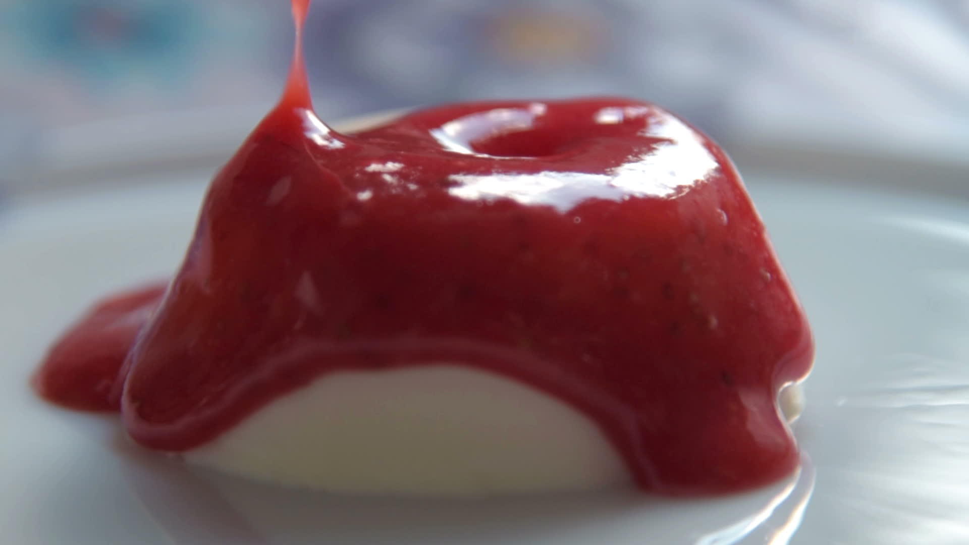 加草莓酱的pannacotta逆向加草莓酱视频的预览图