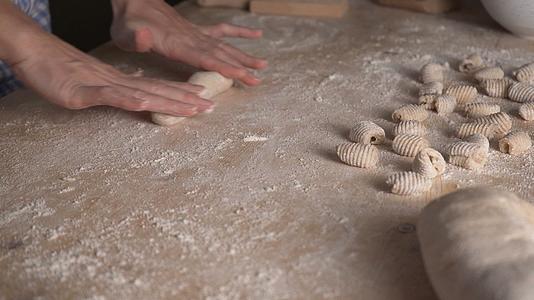 家庭厨师用全麦面粉制作自制纯素意大利面视频的预览图