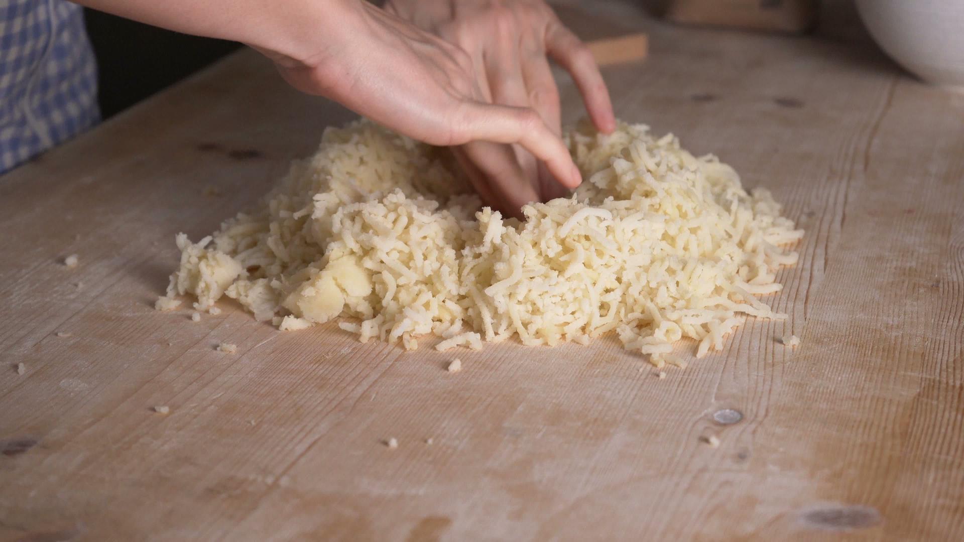 用全麦面粉特写自制纯素汤面团的过程厨师把面粉倒在面团里视频的预览图