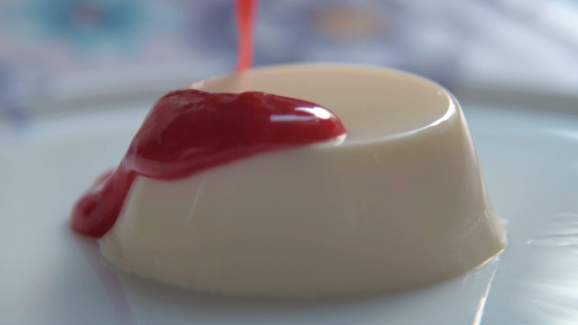 用草莓酱浇上意大利牛奶视频的预览图