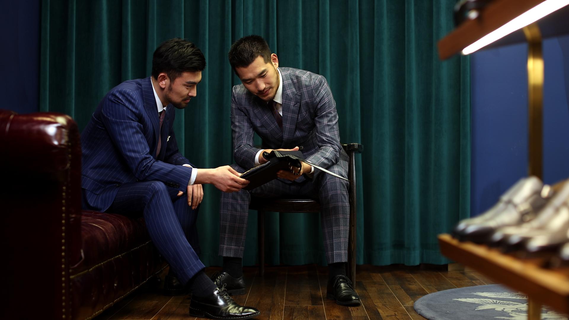 两位男士商讨选取定制服装面料视频的预览图