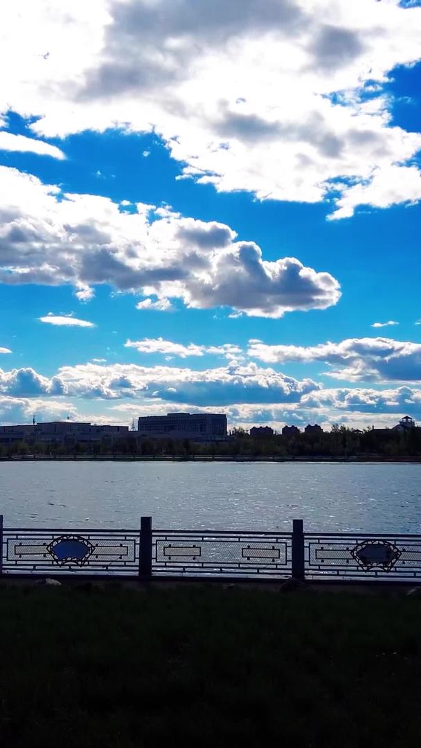 拍摄天空延迟下午蓝天云涌动湖面波光粼粼视频的预览图