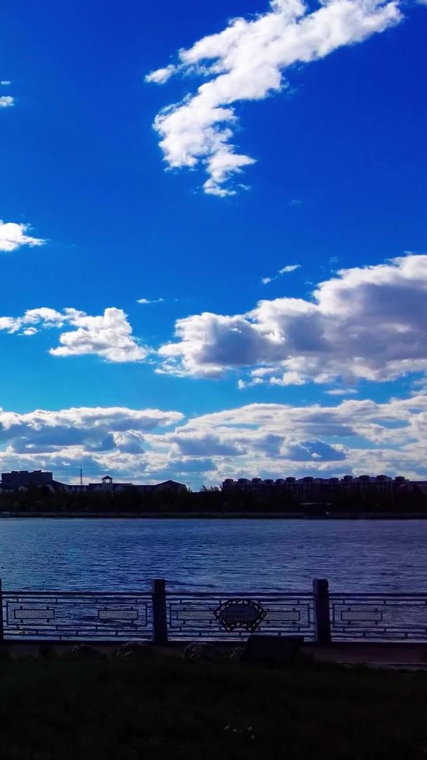 拍摄天空延迟下午蓝天云涌动湖面波光粼粼视频的预览图