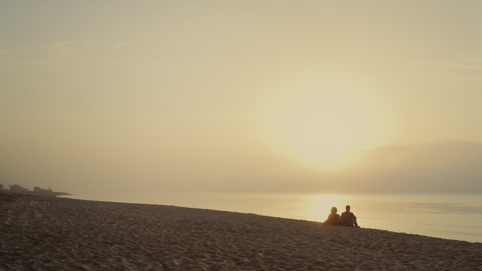 看看夕阳沙滩上可爱的夫妇视频的预览图