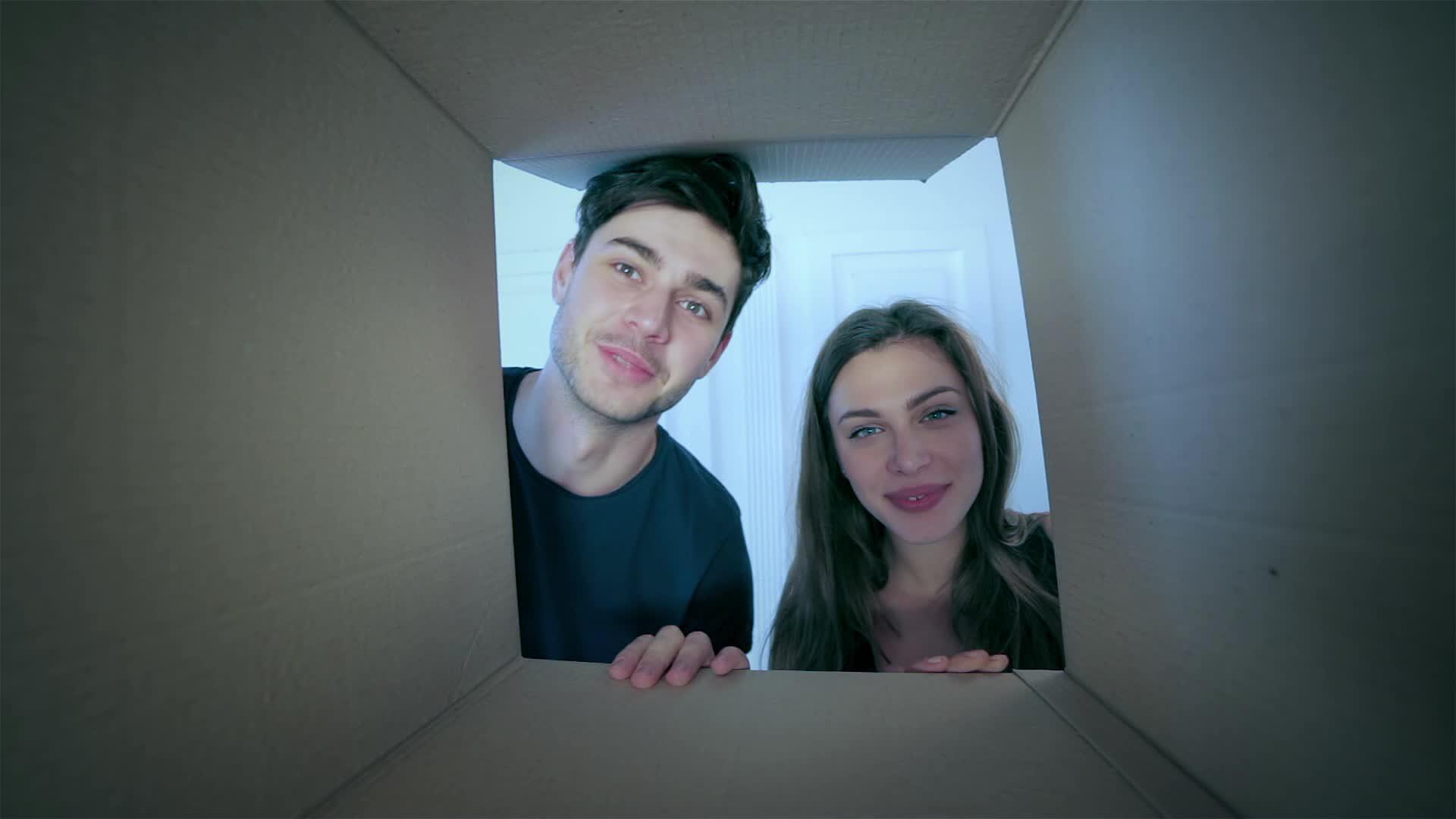男人和女人在爱情中对着盒子微笑视频的预览图