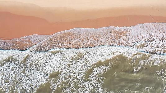 4k升格海边海浪浪花冲上沙滩空镜实拍视频的预览图