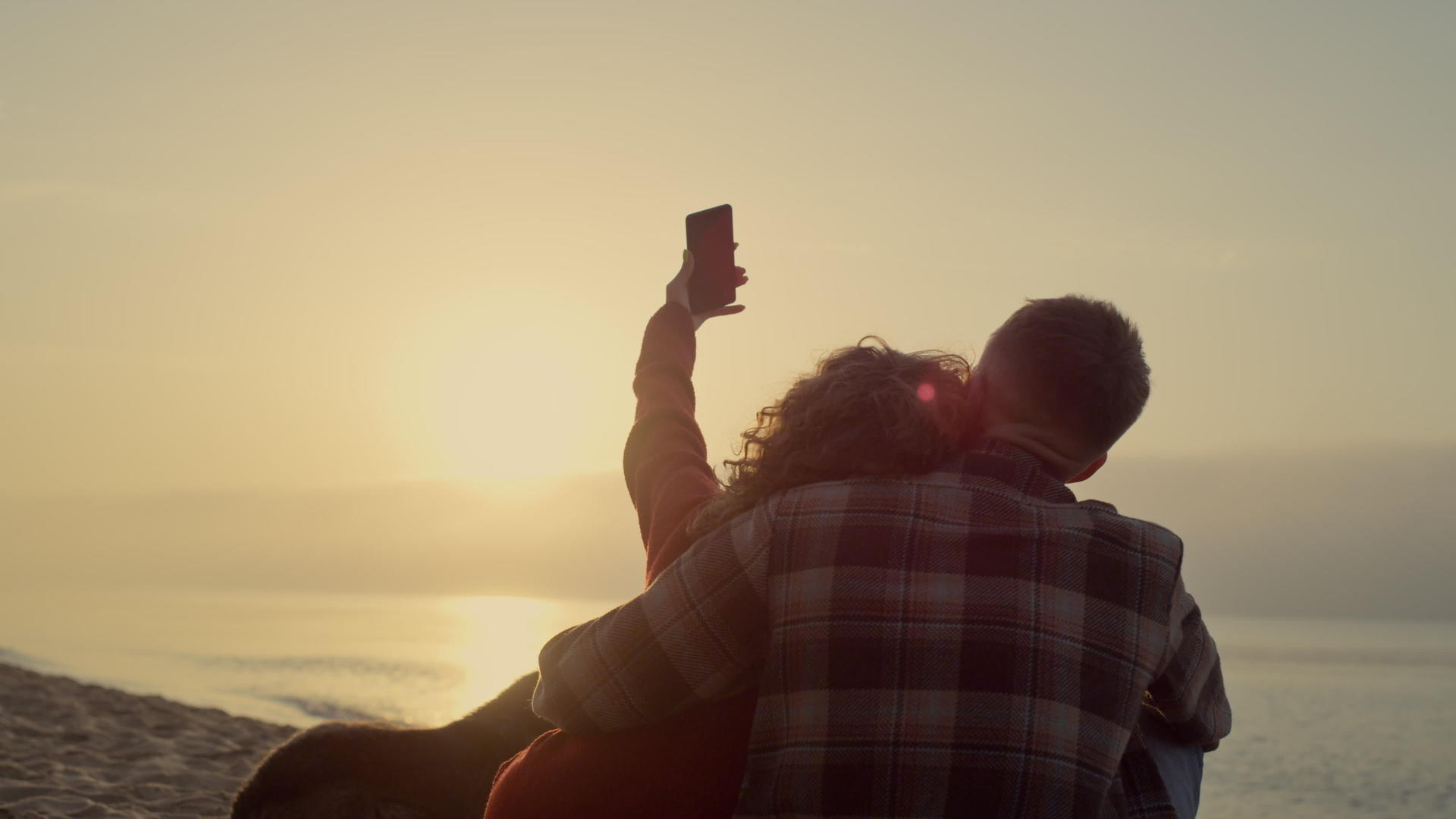 可爱的夫妇在沙滩上自拍照片视频的预览图