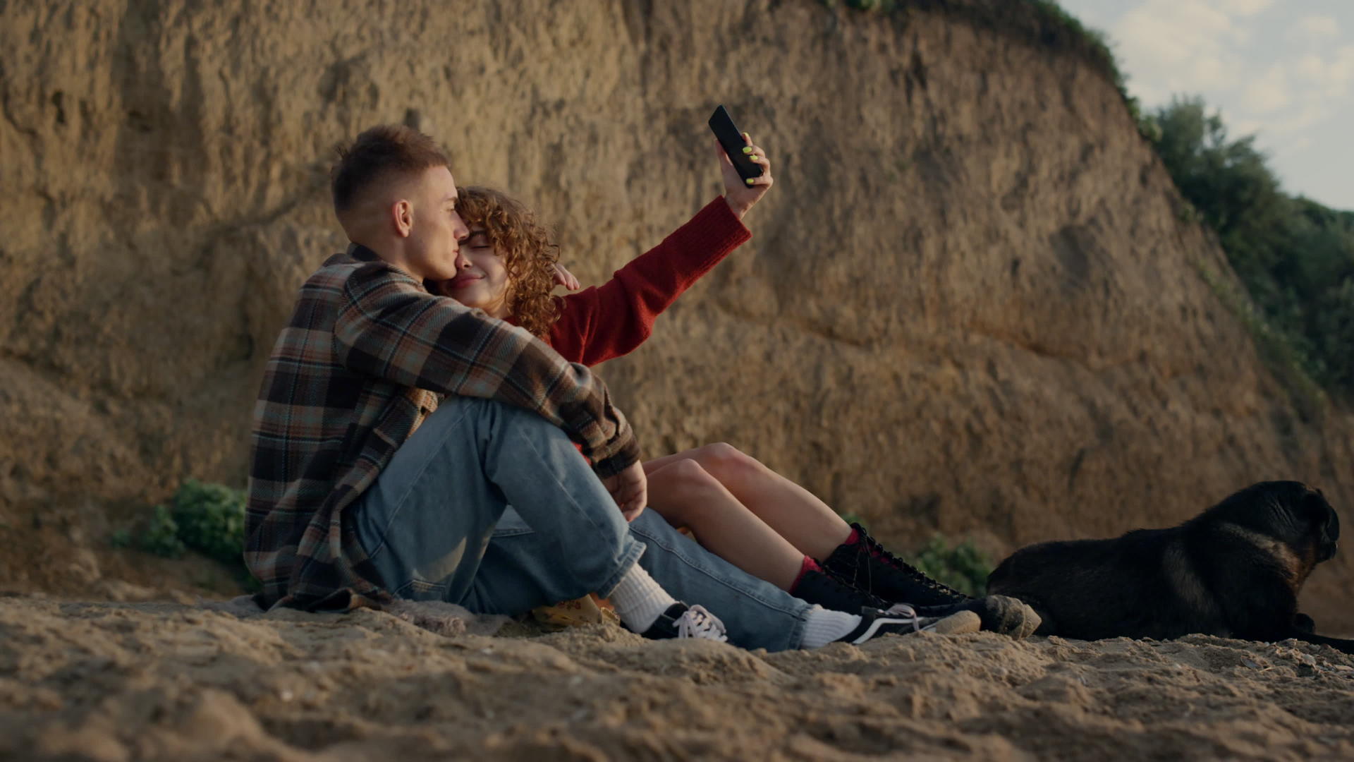 这对夫妇在日落海滩的智能手机上自拍照片视频的预览图