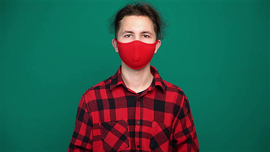 佩戴红色医用面罩的青少年视频的预览图