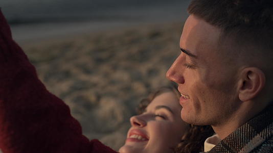 夫妇俩在海滩特写镜头中享受假期视频的预览图