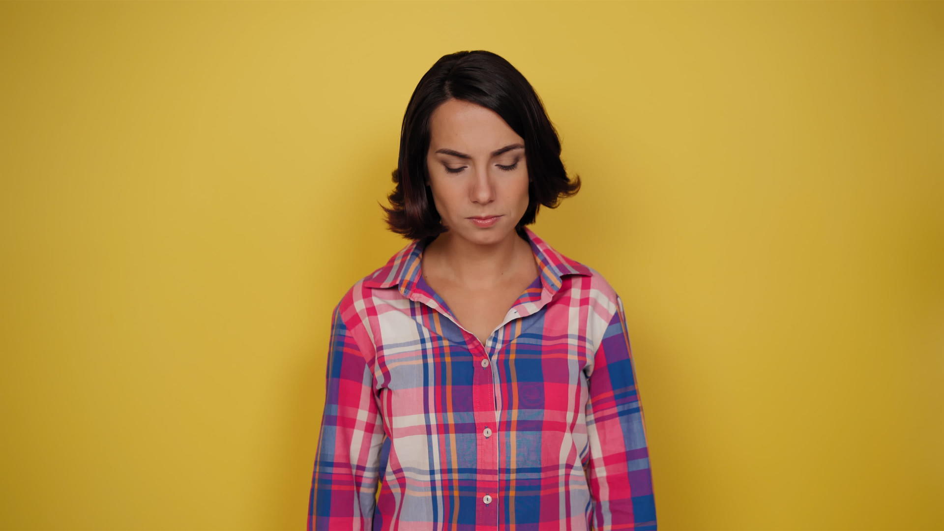 黄色背景的格子衬衫适合人类情感面部表情视频的预览图