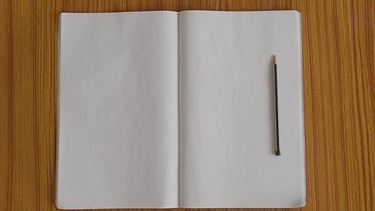 笔记本电脑和铅笔的笔记本和铅笔为学生办公室作家准备视频的预览图