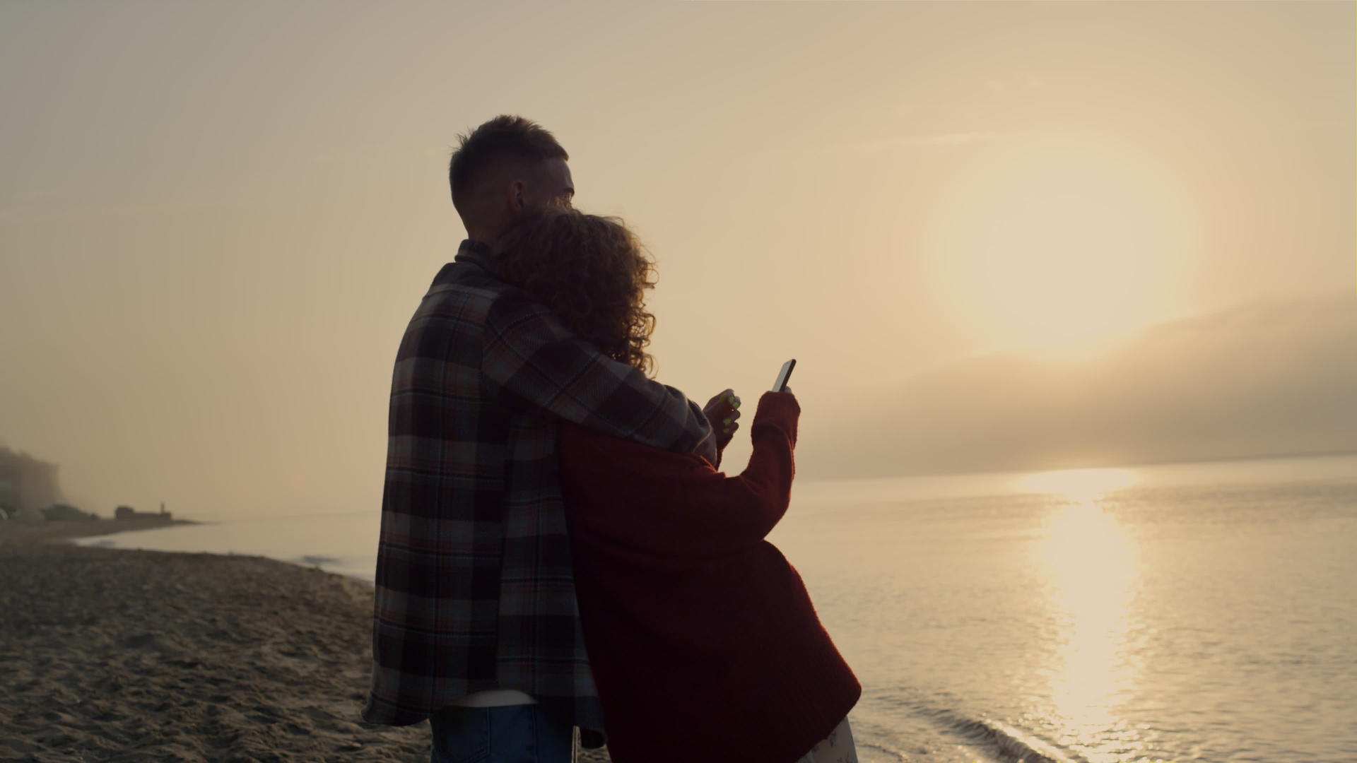 年轻夫妇在海滩上视频的预览图