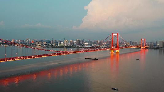 航拍武汉鹦鹉洲长江大桥夜景视频的预览图