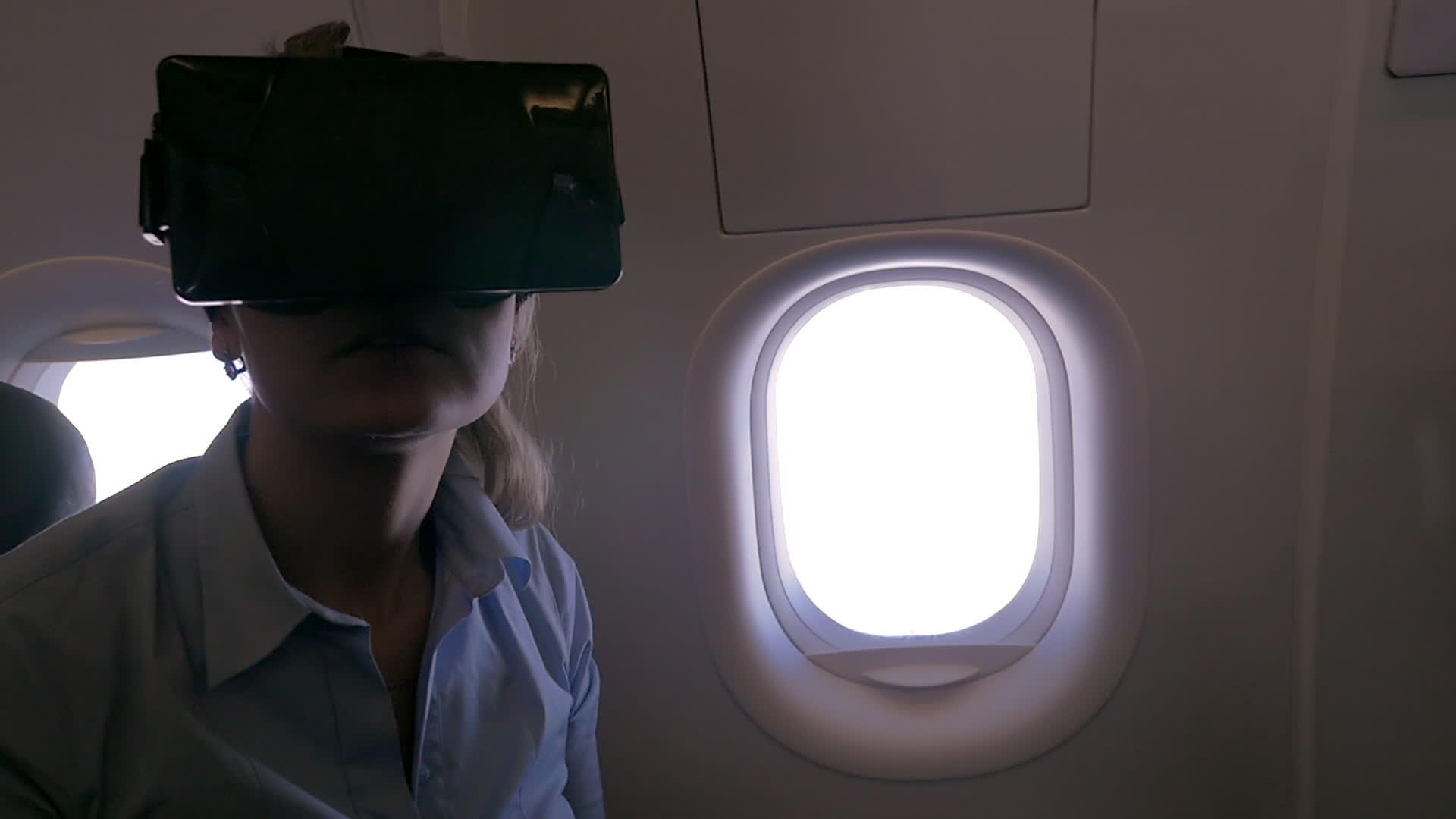 女性在飞机上使用智能手机垫的慢动作视图视频的预览图