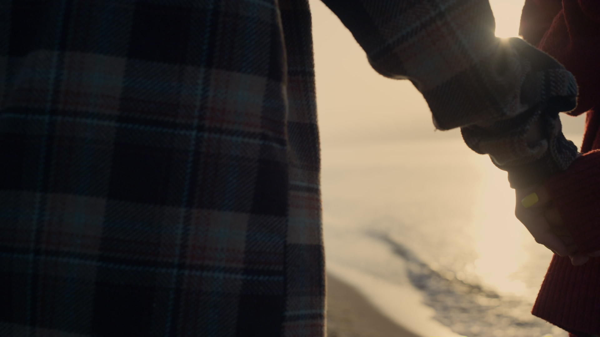日落时分夫妻俩走在海滩上视频的预览图