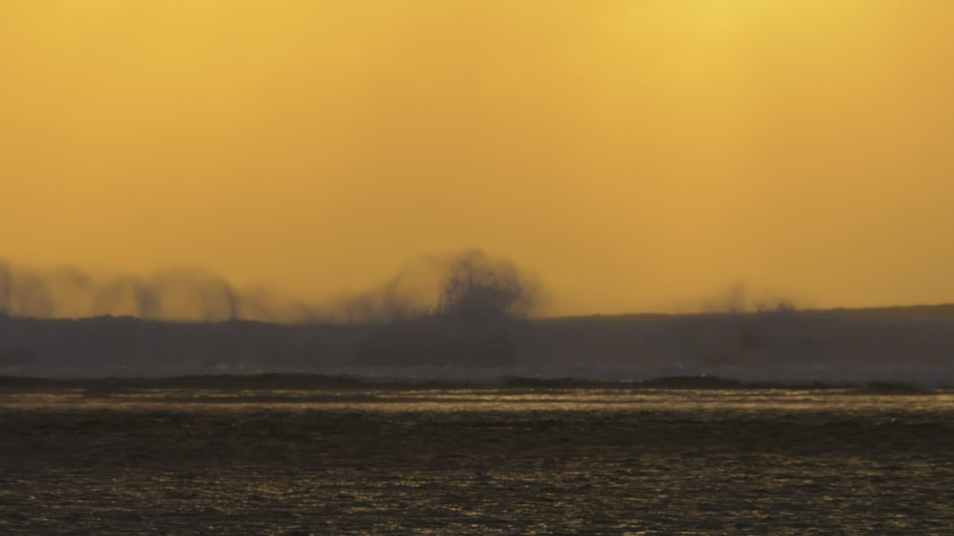 海浪的缓慢景色变成了黄色和红色的太阳毛里提乌斯岛视频的预览图