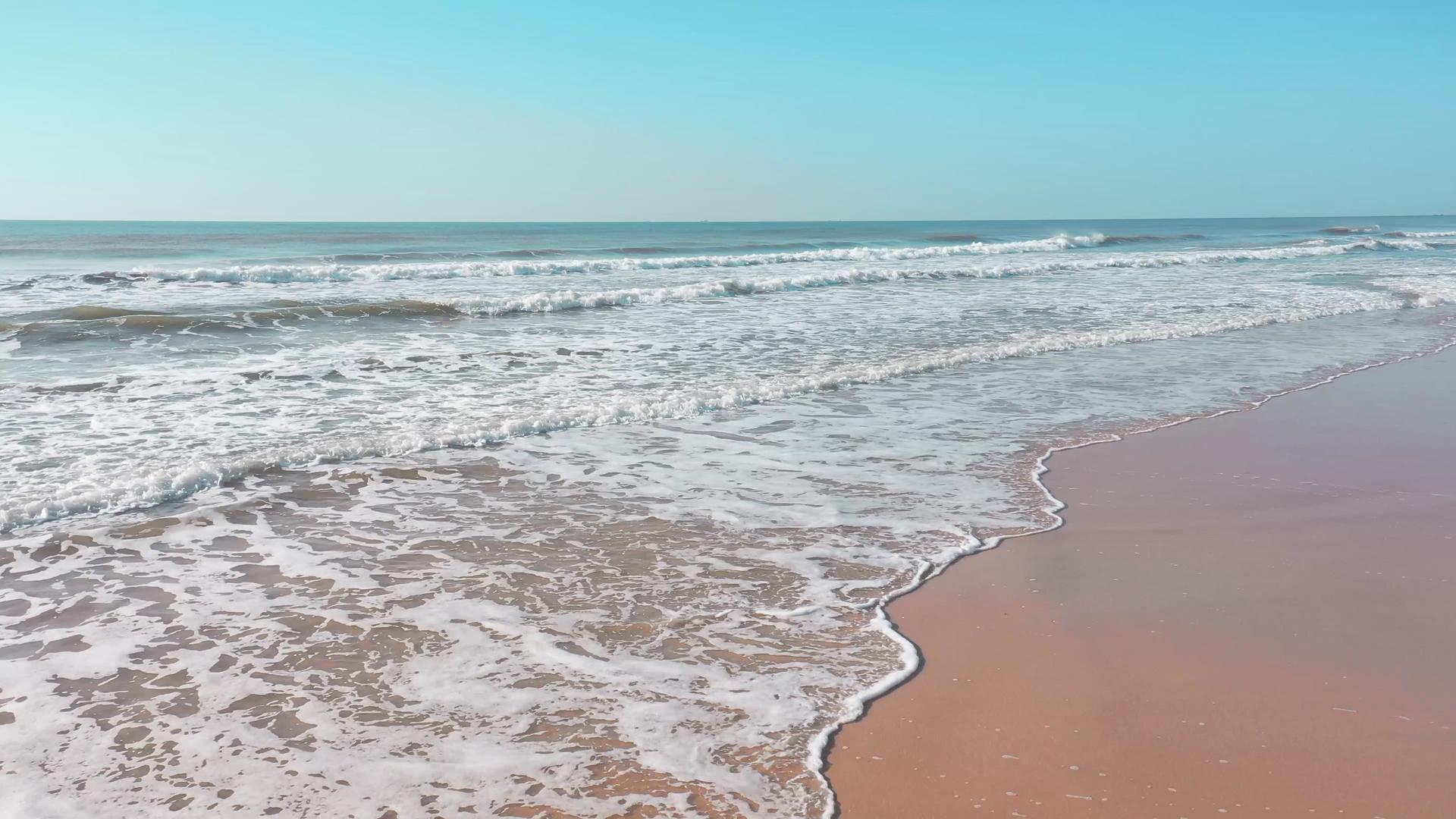 4K实拍海浪沙滩自然风景视频视频的预览图