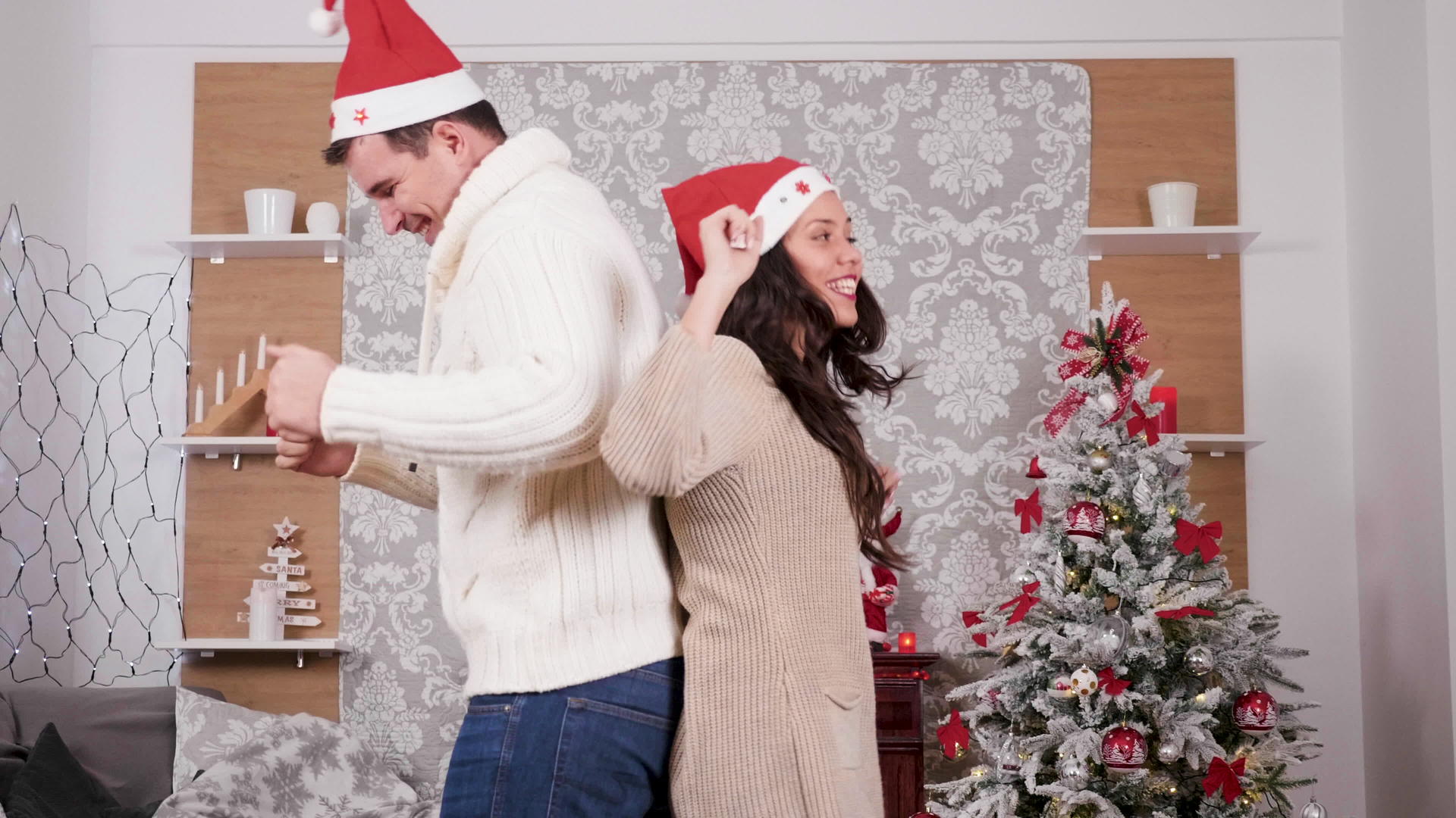 白人夫妇在圣诞装饰的房间里玩耍和跳舞视频的预览图