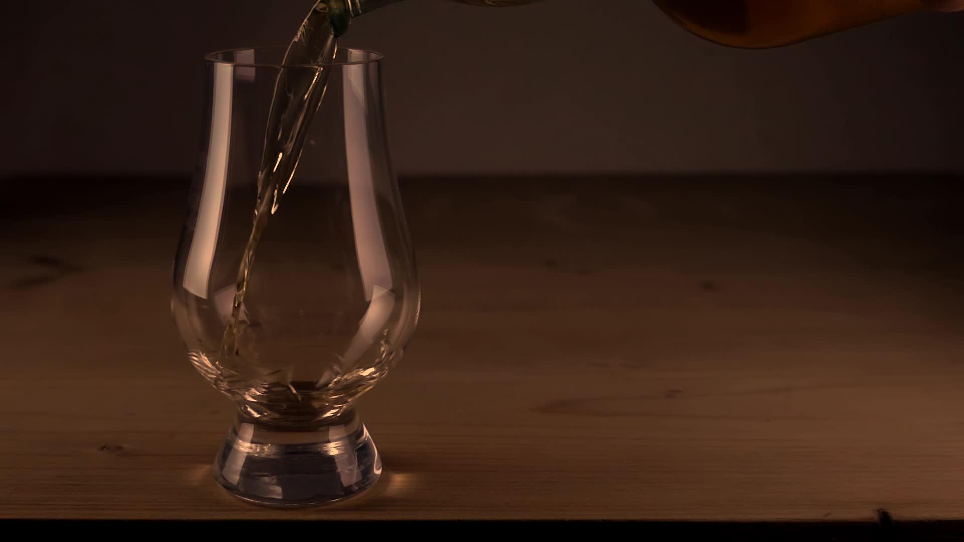 将单麦芽威士忌倒入玻璃杯中视频的预览图