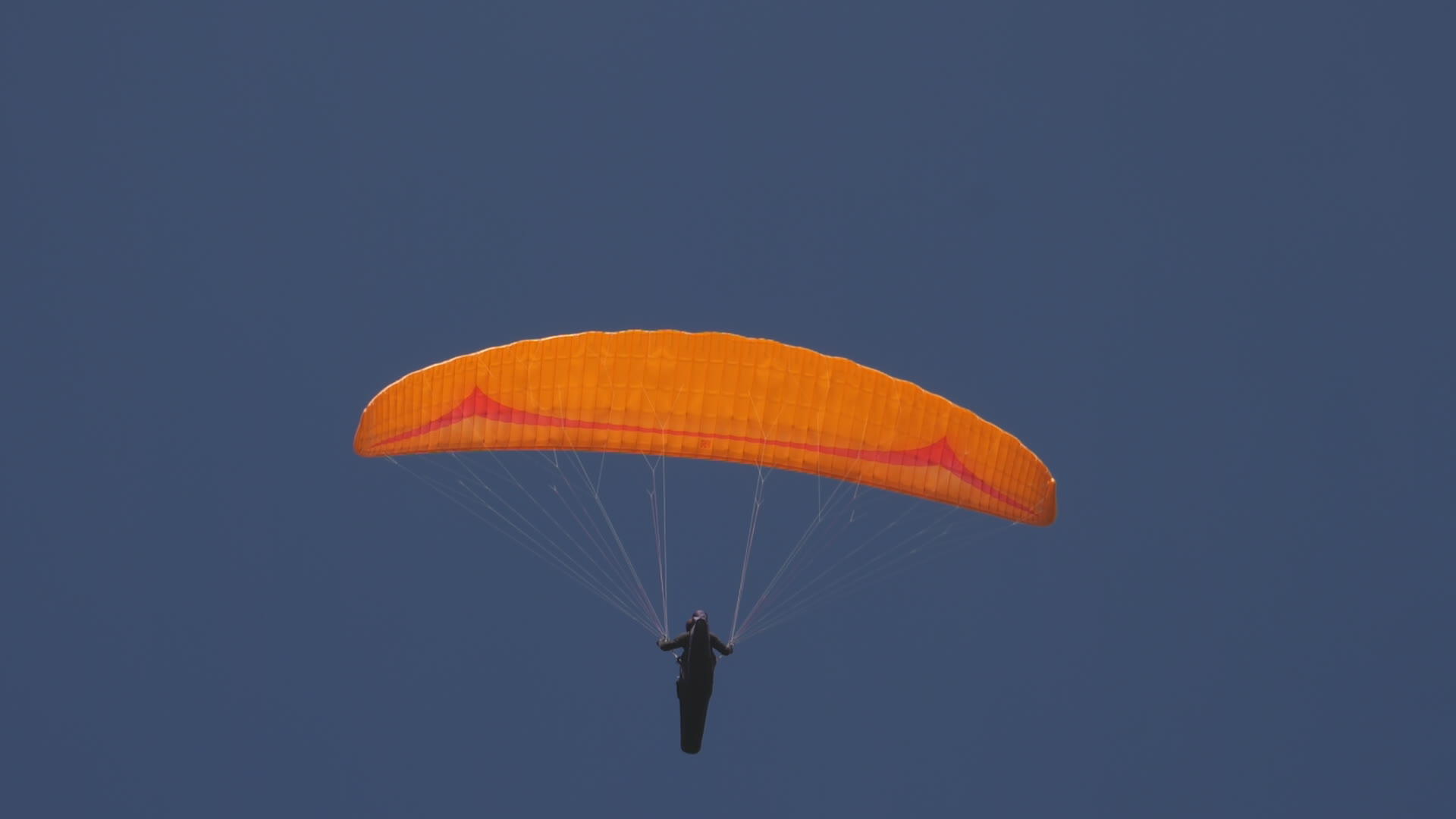 滑翔伞飞过相机慢动作视频的预览图
