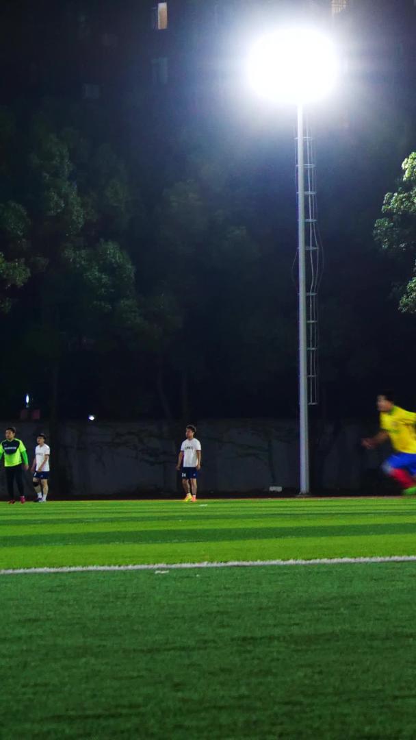晚上足球场踢足球练习足球学生锻炼守门员运动视频的预览图