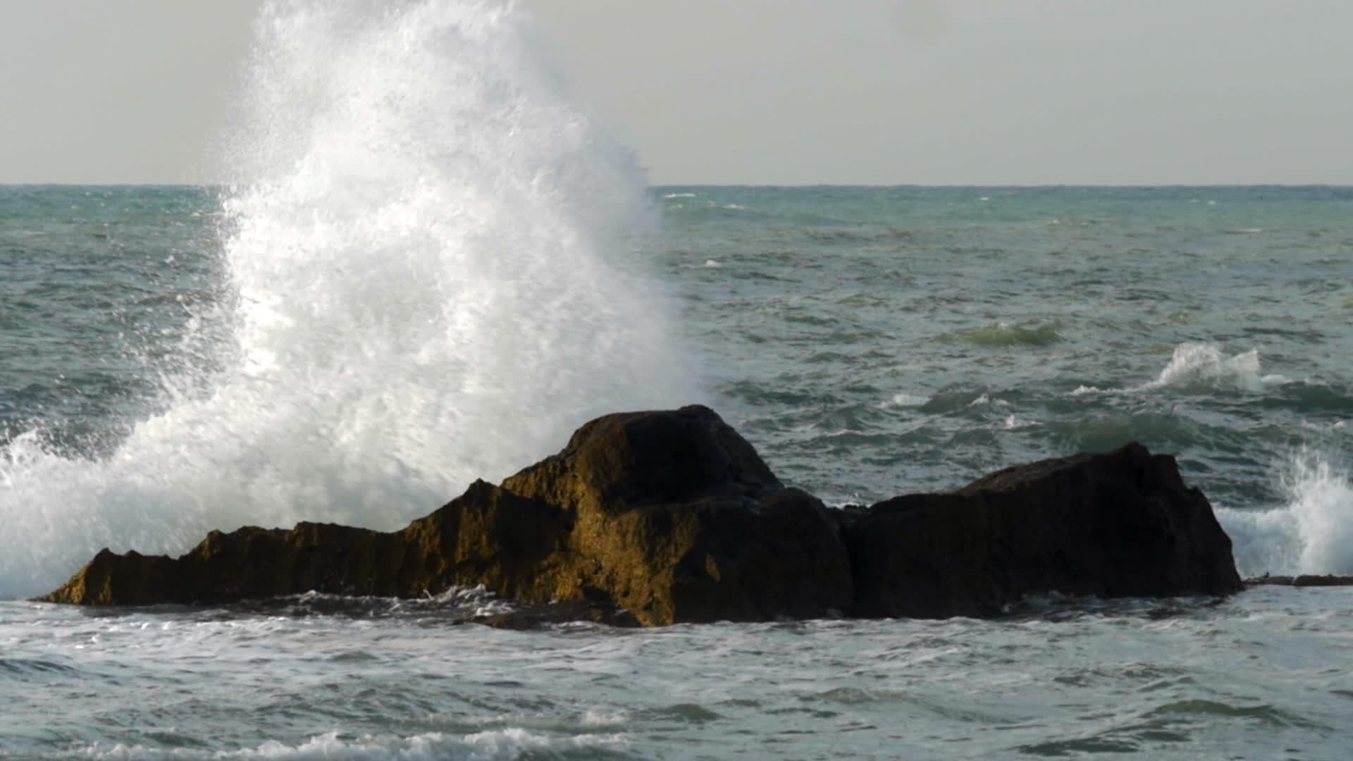 大海被高飞溅的巨石粉碎视频的预览图