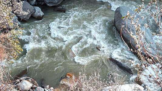在海马歇尔山的长河中河水缓缓流淌视频的预览图