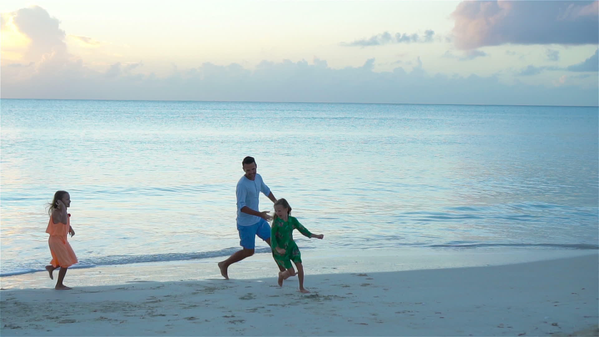 快乐的家庭在海滩上一起玩耍父亲和孩子在卡利比亚度假视频的预览图