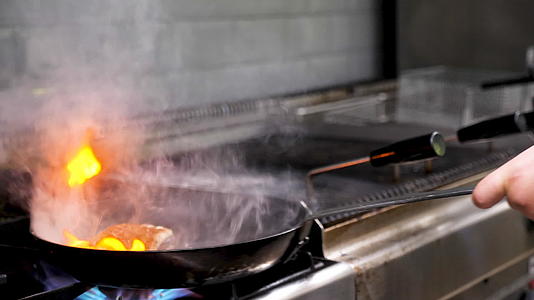 在锅里放火烧烤一块鸭奶肉视频的预览图