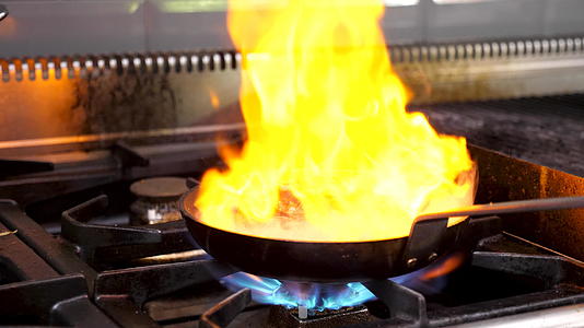 用大火在锅块牛肉视频的预览图
