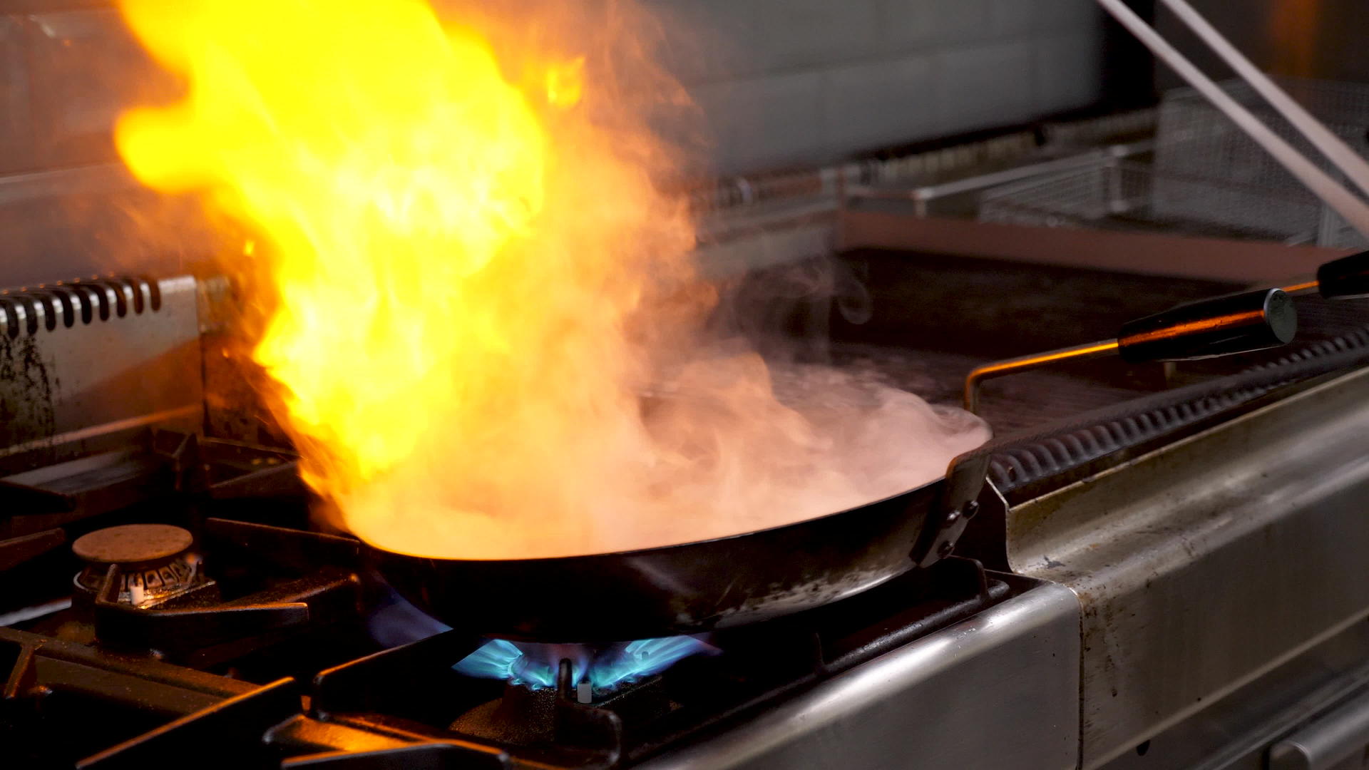用开着的火焰煎烤鸭乳肉片视频的预览图
