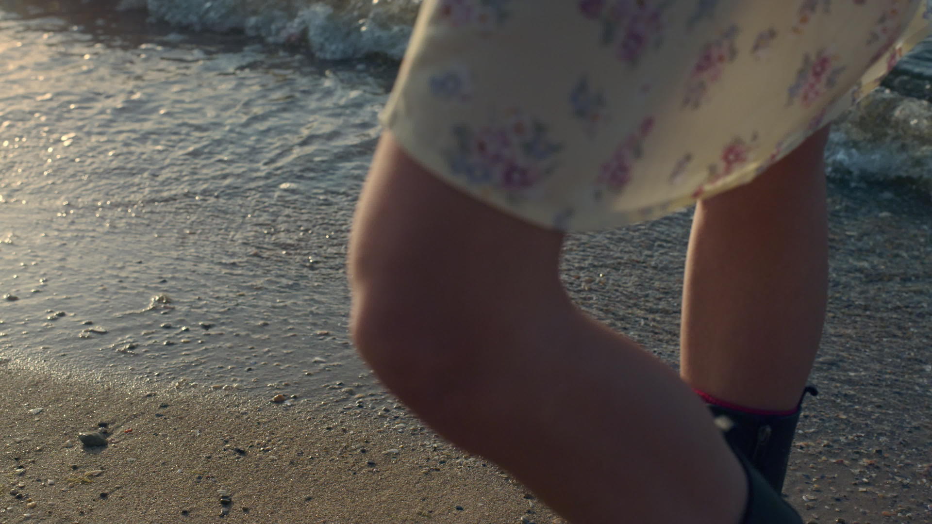 一个偶然的女人站在沙滩上腿上视频的预览图