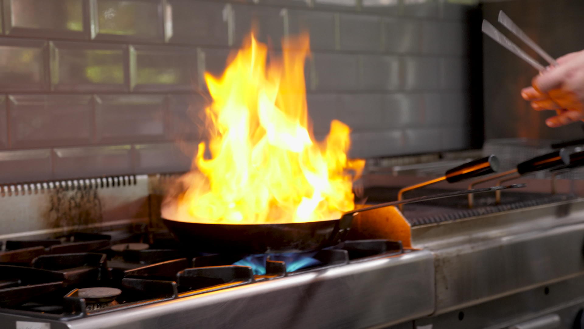 在厨房餐厅做饭烧烤开火视频的预览图