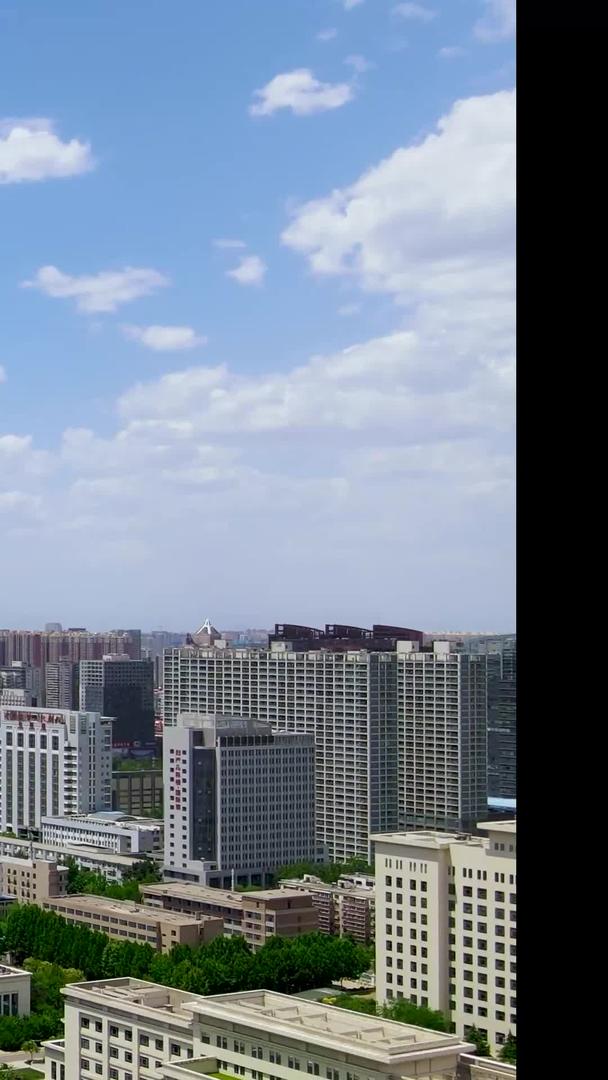 航拍蓝天白云下石家庄裕华东路视频的预览图