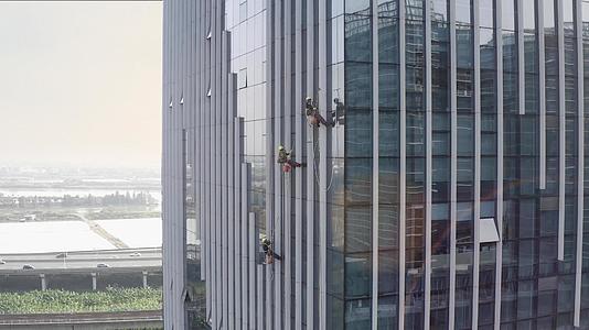 城市高楼外墙清洗绿化高空作业视频的预览图