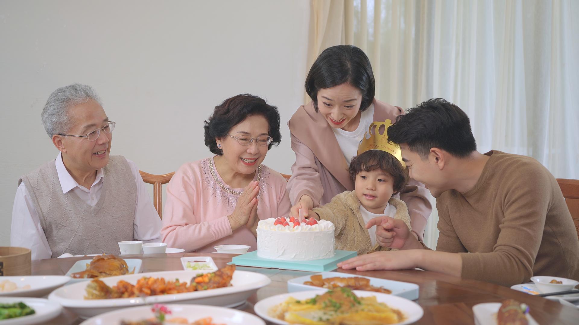 4K妈妈帮小朋友一起切生日蛋糕视频的预览图