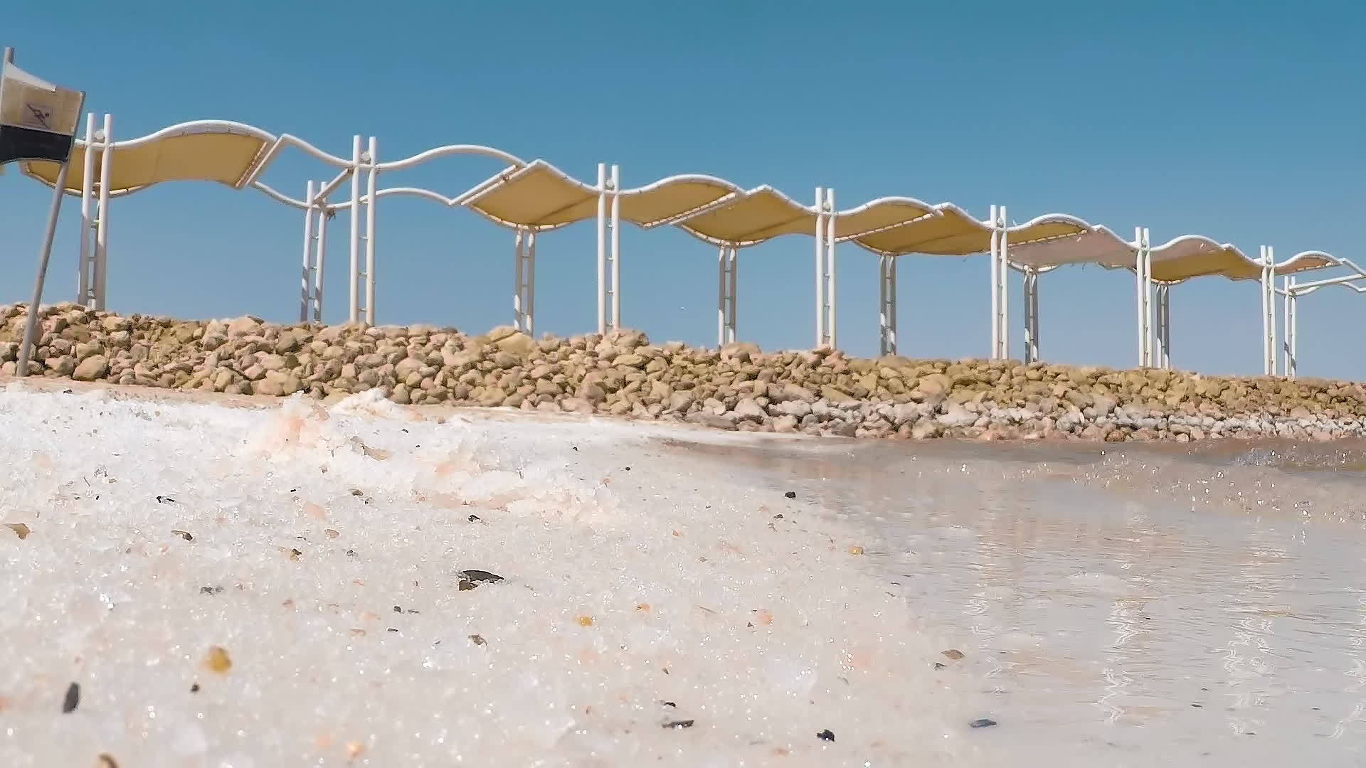 自然天然的白色盐晶体在西岛死亡的海岸视频的预览图