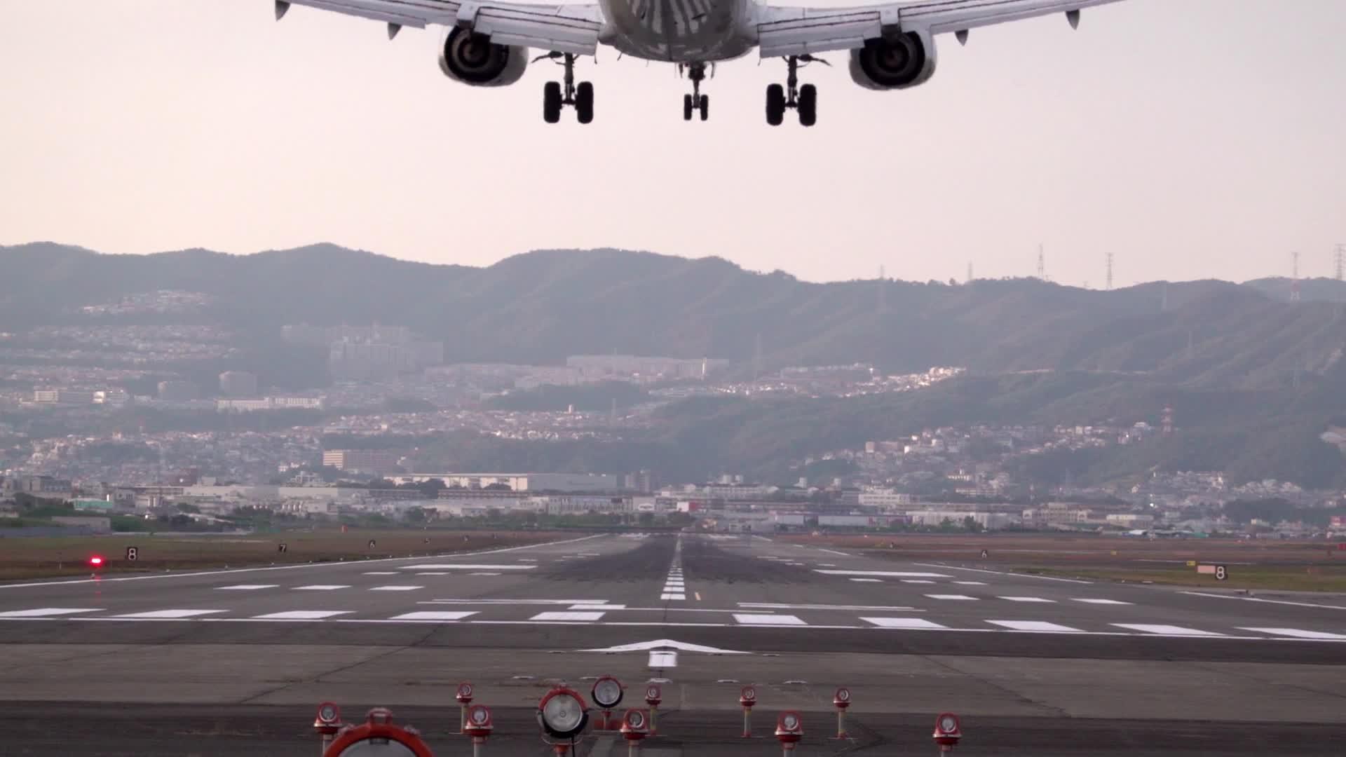 大型飞机降落的缓慢动作视频的预览图
