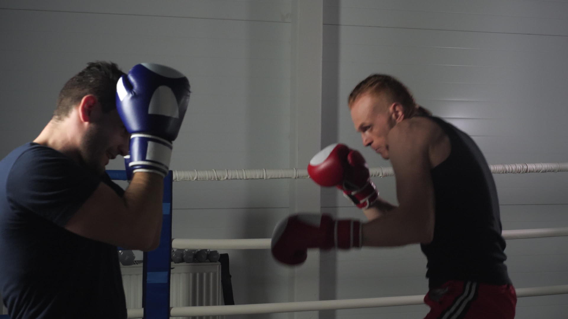 拳击场上慢动作的运动员视频的预览图