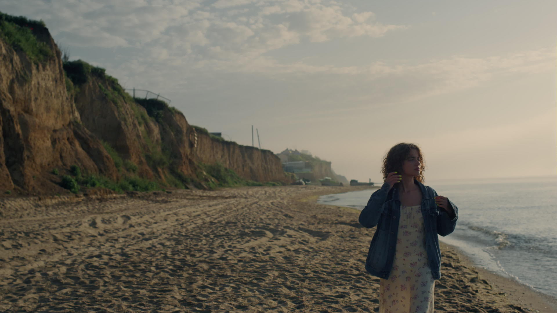 梦幻般的女孩走在海滩上视频的预览图